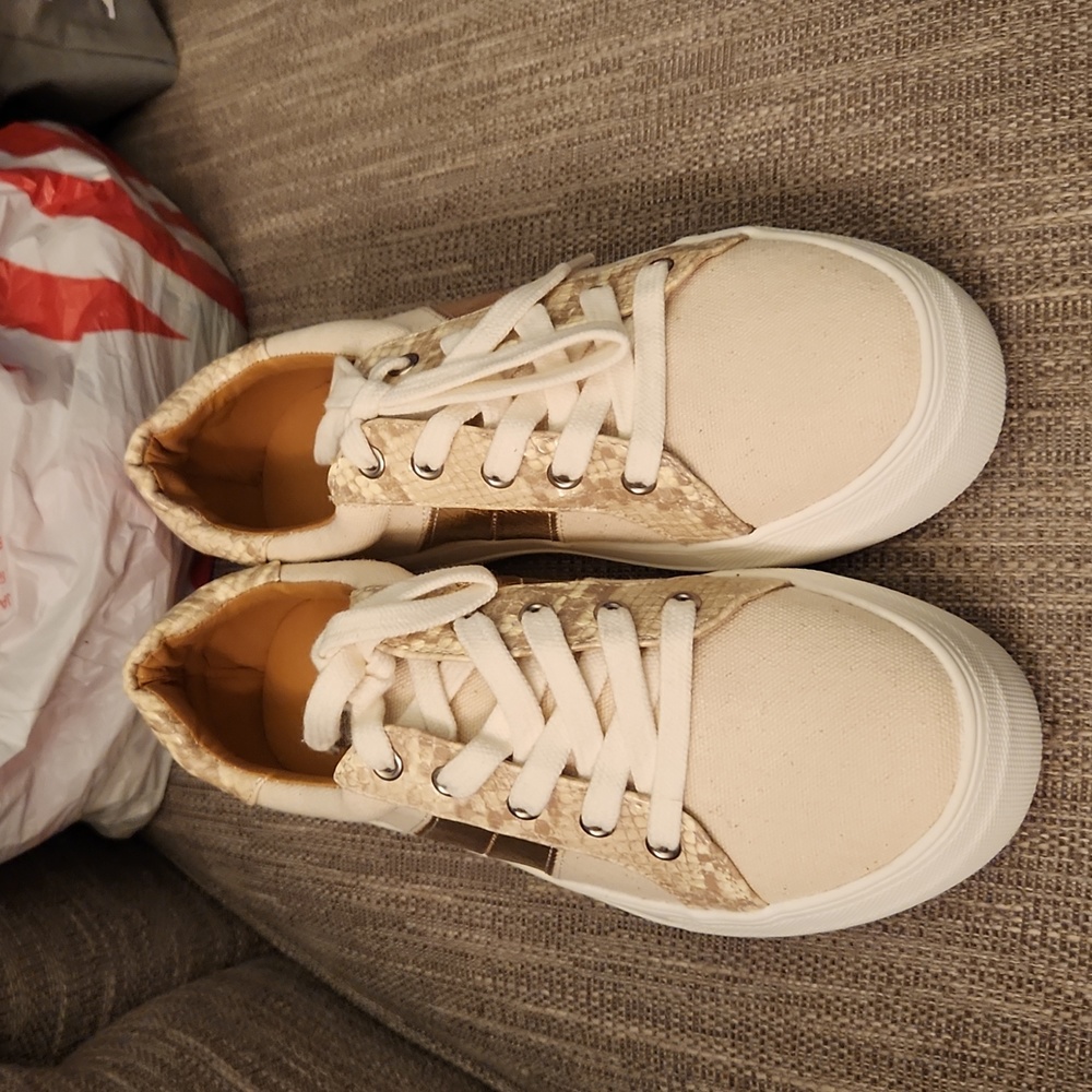 Size 6 DV by Dolce Vita Rocco Lace Up Sneaker